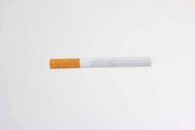 Sarı filtre stüdyosu olan tek bir sigara çubuğu. Yakın çekim beyaz üzerine izole edilmiş..