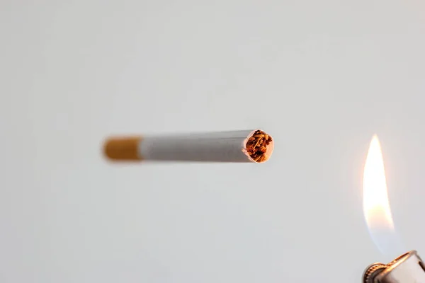Ateşe Yakın Tek Bir Sigara Çubuğu Stüdyodan Kimse Ateş Etmesin — Stok fotoğraf