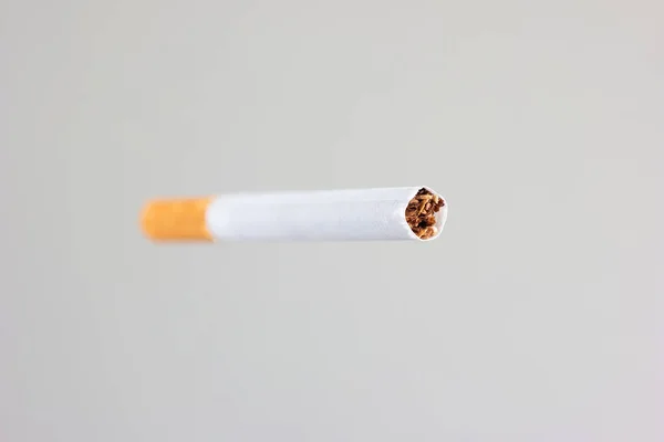 Egyetlen Világítatlan Cigaretta Bot Sárga Szűrő Stúdió Közeli Lövés Elszigetelt — Stock Fotó