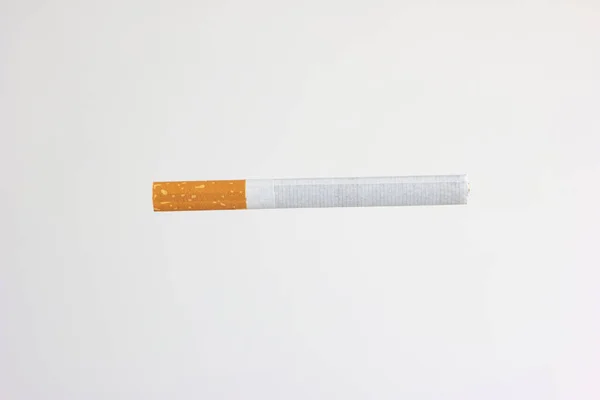 Egyetlen Kivilágítatlan Cigaretta Bot Sárga Szűrő Stúdió Közeli Lövés Elszigetelt — Stock Fotó