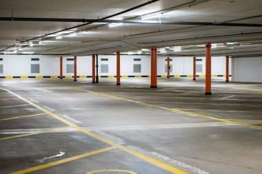 Boş, yeraltı araba park alanı geniş alan, geniş açı yok..