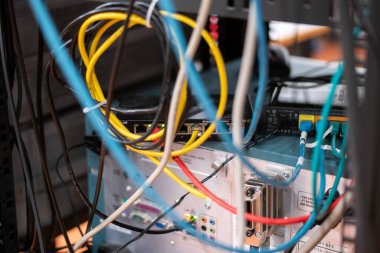 Karmaşık bağlantı bilgisayarı ve LAN kabloları güç kablosu tıkaçları. Yakın çekim. Kimseyi vurma..