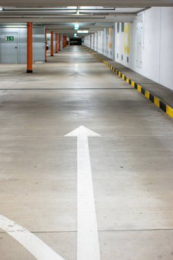 Boş, yeraltı araba park alanı geniş alan, geniş açı yok..