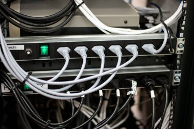 Karmaşık bağlantı bilgisayarı ve LAN kabloları güç kablosu tıkaçları. Yakın çekim. Kimseyi vurma.