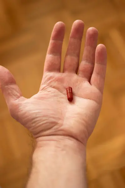 Mão Masculina Caucasiana Segurando Uma Pílula Médica Sua Palma Profundidade — Fotografia de Stock