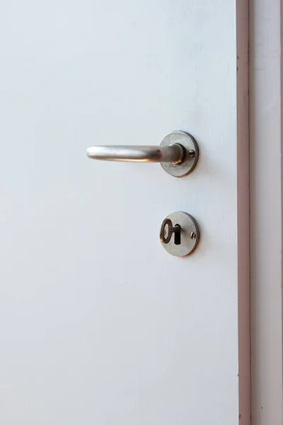 Punho Bloqueio Porta Metal Chave Porta Interior Branca Madeira Isolado — Fotografia de Stock