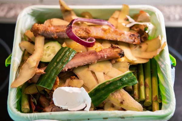 Çürümüş sebzelerle dolu yiyecek çöplüğü. Et ve kemikler gübre geri dönüşümü için hazır. Yakın çekim..