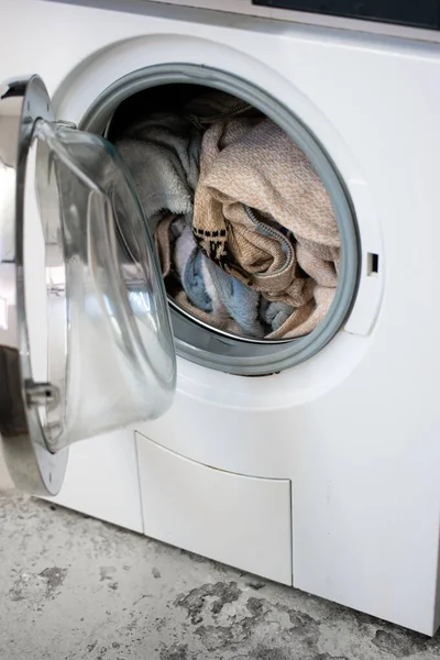 Delicate Wollen Doek Binnen Gemeenschappelijke Wasmachine Close Schot Geen Mensen — Stockfoto