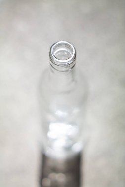 Temiz boş cam şişe boyun yakın çekim derinliği alan üst görünümü.