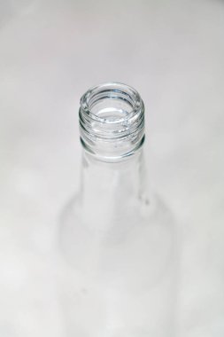 Temiz boş cam şişe boyun yakın çekim derinliği alan üst görünümü.