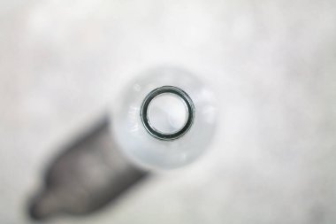 Temiz boş cam şişe boyun yakın çekim derinliği alan üst görünümü.