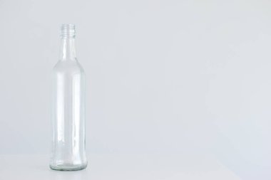Açık gri arkaplanda izole edilmiş boş cam şişe.