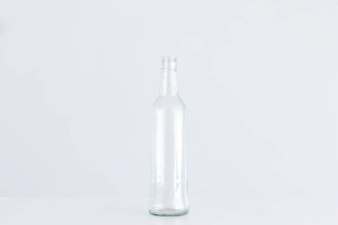 Açık gri arkaplanda izole edilmiş boş cam şişe.