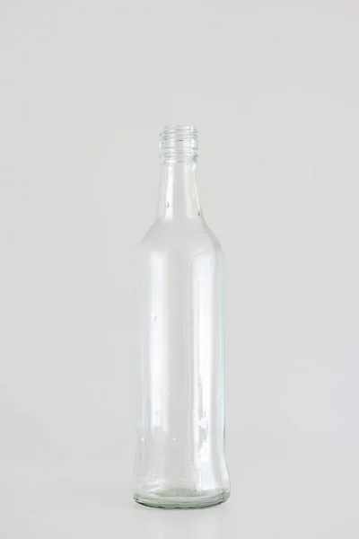 在浅灰背景上隔离的空玻璃瓶 — 图库照片