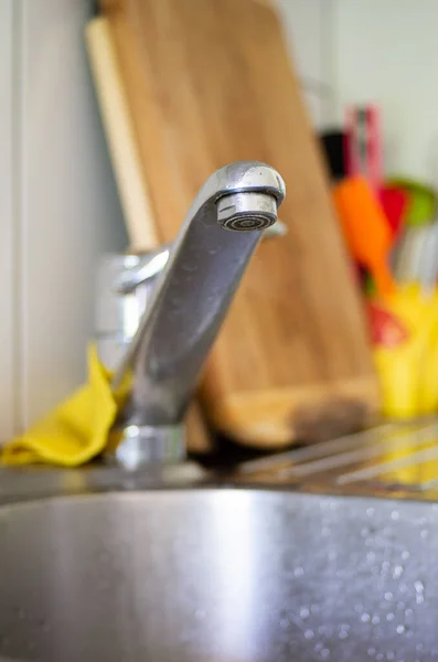 Kitchen Sink Faucet Close Shot Shallow Depth Field Wooden Board —  Fotos de Stock