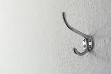 Banyo metal havlusu ve elbise askısı. Yakın çekim, insan yok..