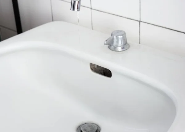 Waschbecken Und Wasserhahn Mit Fließendem Wasserstrom Nahaufnahme Keine Menschen — Stockfoto