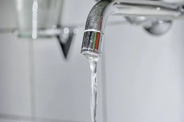 Badkamer Wastafel Kraan Tip Met Stromende Stroom Van Water Macro — Stockfoto