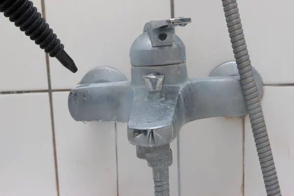 Dirty Scaled Bathroom Faucet Cleaning Steam Pressure Cleaner Close Shot — Stock Photo, Image