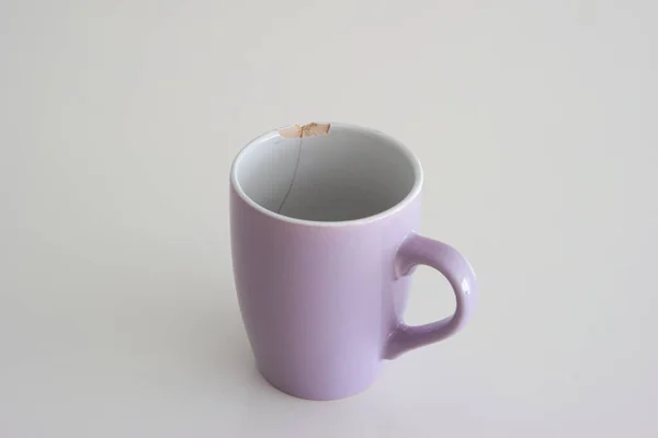 Taza Café Astillado Sobre Fondo Blanco Poca Profundidad Campo —  Fotos de Stock