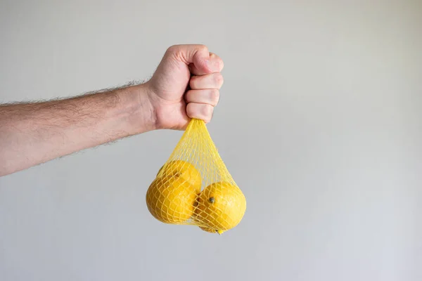 Limões Amarelos Maduros Frescos Uma Bolsa Realizada Mão Por Mão — Fotografia de Stock