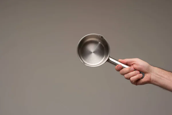 Pequena Panela Molho Metal Vazia Realizada Pela Mão Masculina Caucasiana — Fotografia de Stock