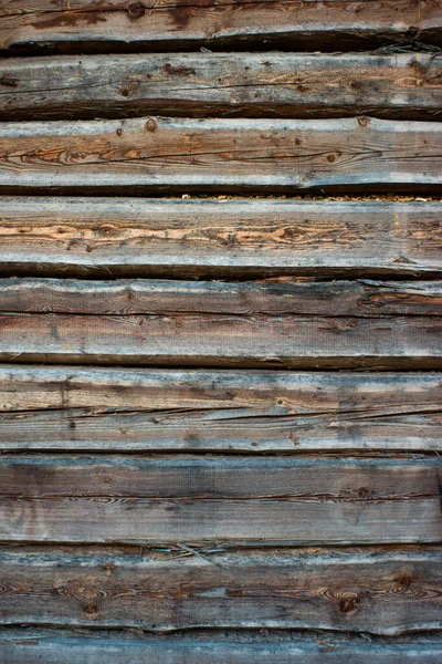 古い素朴な老木の納屋の壁 垂直方向の板 閉じる フロントビュー 詳細ショット — ストック写真