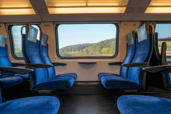 Blauwe Lege Stoelen Een Rijdende Trein Groot Raam Met Wazig — Stockfoto