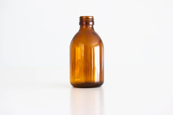 空棕色玻璃瓶 没有瓶盖 特写镜头 白色背景隔离 — 图库照片