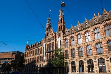 Amsterdam, Hollanda, 29 Ağustos 2025. Magna Plaza alışveriş merkezi dış görünüş. Geniş açı, güneşli yaz günü, mavi gökyüzü.