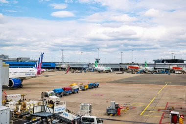 Schiphol Havaalanı, Amsterdam, Hollanda, 29 Ağustos 2025. Terminalden kalkan yolcu uçakları görüldü. Geniş açı, kısmen güneşli bir yaz günü.