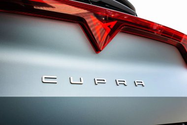 Wuerenlos, İsviçre, 7 Eylül 2025. Yeni bir performans hatchback 'inin arkasında Cupra logosu ve yazı var. Kapalı, geniş açılı, insan yok.