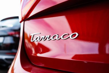 Wuerenlos, İsviçre, 7 Eylül 2025. Yeni kırmızı arabanın kapağının arkasında koltuk Terraco krom harfleri var. Yakın çekim, sığ alan derinliği, insan yok.