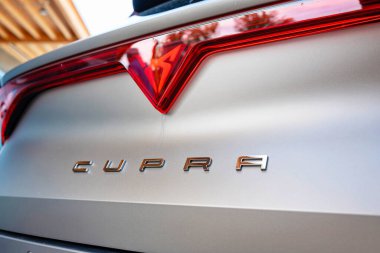 Wuerenlos, İsviçre, 7 Eylül 2025. Yeni bir performans hatchback 'inin arkasında Cupra logosu ve yazı var. Kapalı, geniş açılı, insan yok.