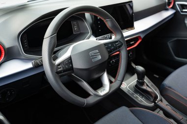 Wuerenlos, İsviçre, 7 Eylül 2025. Yeni koltuk, Ibiza FR araba galerisinin önünde. Geniş açı görünümü, insan yok.