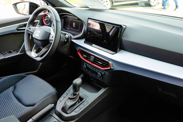 Озеро, Швейцария, 7 сентября 2025 года. Интерьер нового Seat Ibiza снаружи дебютного салона. Широкий угол обзора, людей нет