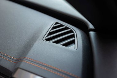 Yeni gösterge paneli havalandırma delikleri. Yakın çekim, geniş açı, insan yok.