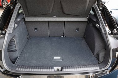 Yeni araba boş, bagajı aç. Üst aşağı, geniş açı, insan yok.