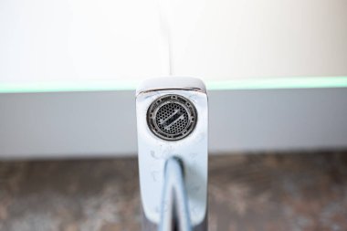 Ağlı havalandırmalı krom musluk. Macro, kapat, yukarı bak, kimse yok.