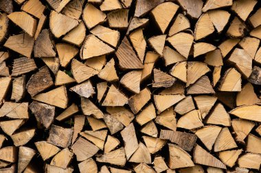 Kestik, kuruttuk ve doğal odun yığınını yığdık. Yaklaş, önden bak, kimse yok.