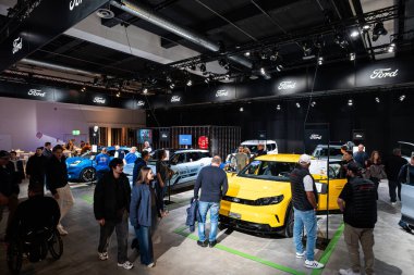 Zürih Oto Fuarı, İsviçre, 31 Ekim 2025. Yeni Ford Tourneo Connect minibüsü Oto Zürih araba fuarında sergilendi. Geniş açı kenar görünümü