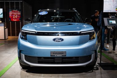 Zürih Oto Fuarı, İsviçre, 31 Ekim 2025. Otomobil Zürih araba fuarında sergilenen yeni Ford Explorer elektrikli SUV. Geniş açı ön manzara, insanlar standın önünden geçiyor.