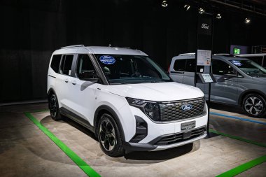 Zürih Oto Fuarı, İsviçre, 31 Ekim 2025. Yeni Ford Tourneo Courier minibüsü Oto Zürih araba fuarında sergilendi. Geniş açı kenar görünümü