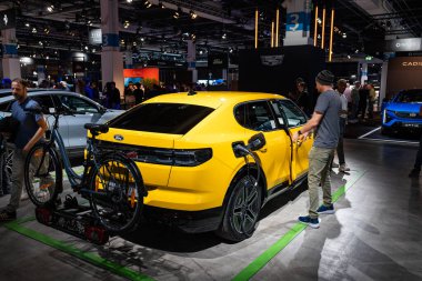 Zürih Oto Fuarı, İsviçre, 31 Ekim 2025. Oto Zürih araba fuarında sergilenen yeni Ford Capri elektrik geçidi veya Coupe-SUV. Geniş açı, dikiz aynası, insanlar standın önünden geçiyor.