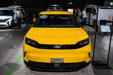 Zürih Oto Fuarı, İsviçre, 31 Ekim 2025. Oto Zürih araba fuarında sergilenen yeni Ford Capri elektrik geçidi veya Coupe-SUV. Geniş açı ön manzara, insanlar standın önünden geçiyor.