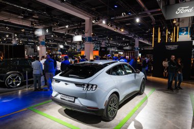 Zürih Oto Fuarı, İsviçre, 31 Ekim 2025. Ford Mustang Mach-e elektrikli Crossover Oto Zürih araba fuarında sergilendi. Geniş açı, dikiz aynası, insanlar standın önünden geçiyor.