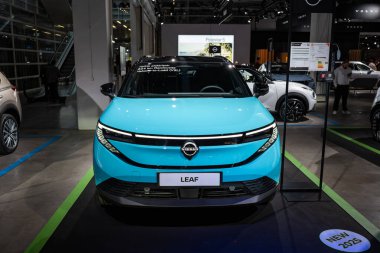 Zürih Oto Fuarı, İsviçre, 31 Ekim 2025 Oto Zürih araba fuarında Yeni Nissan Yaprağı elektrikli arabası sergilendi. Geniş açı, ön görünüm, yükseltilmiş stand ekran