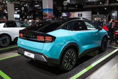 Zürih Oto Fuarı, İsviçre, 31 Ekim 2025 Oto Zürih araba fuarında Yeni Nissan Yaprağı elektrikli arabası sergilendi. Geniş açı, dikey görüş, yükseltilmiş stand ekran