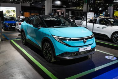 Zürih Oto Fuarı, İsviçre, 31 Ekim 2025 Oto Zürih araba fuarında Yeni Nissan Yaprağı elektrikli arabası sergilendi. Geniş açı, kenar görünüm, yükseltilmiş stand ekran