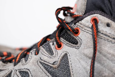 Bir çift kullanılmış, iyi giyilmiş, kirli, gri erkek açık havada ya da yürüyüş ayakkabısı. Stüdyo çekimi, beyaz, insan yok.